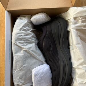 Brand new never worn hoka bondi 9